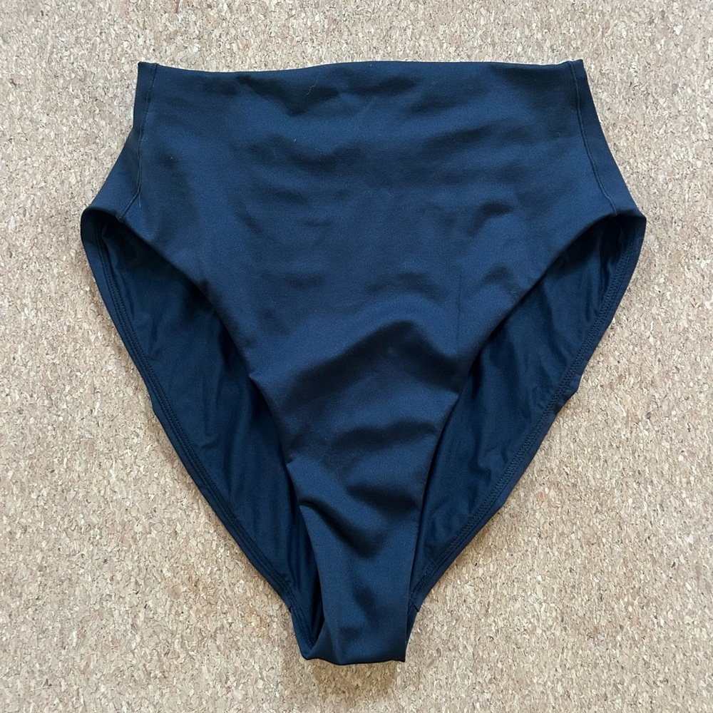 Left on Friday Hi Tide bottom size small black